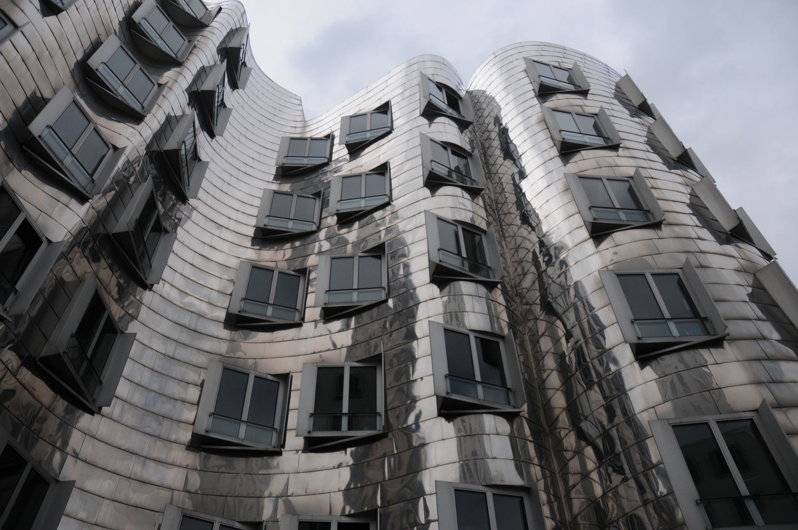 Düsseldorf, Gehry-Bau mit Metallplatten, Gesamtansicht