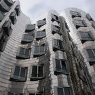 Düsseldorf, Gehry-Bau mit Metallplatten, Gesamtansicht