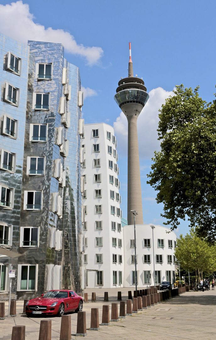 Düsseldorf Gerry Bauten mit Rheinturm