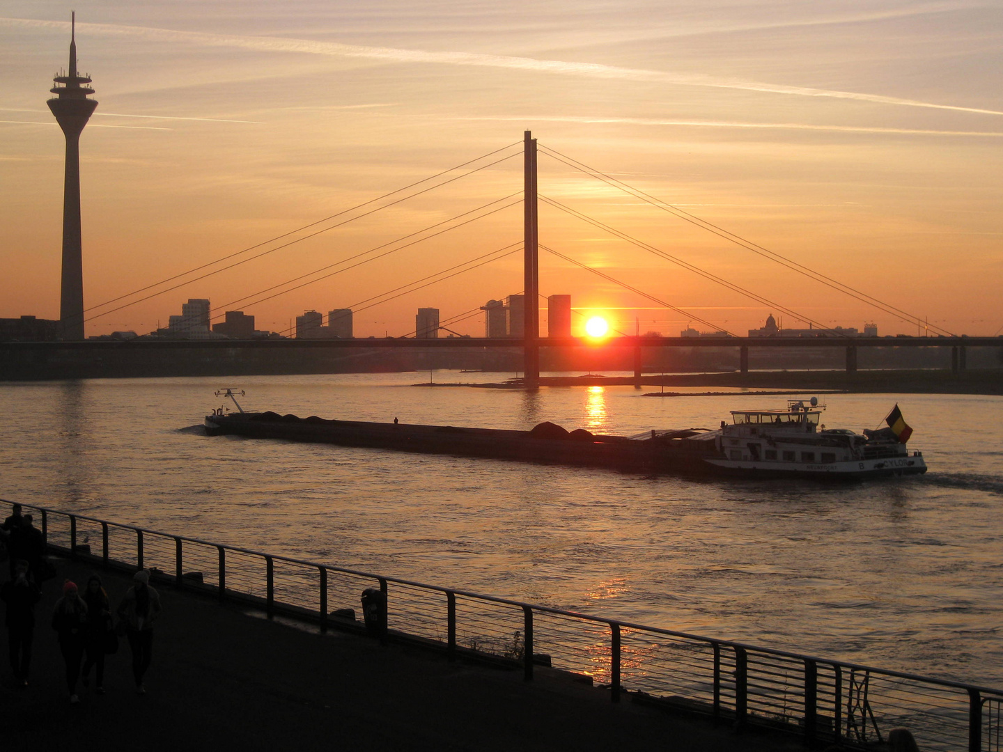 Düsseldorf, gestern Abend am Rhein