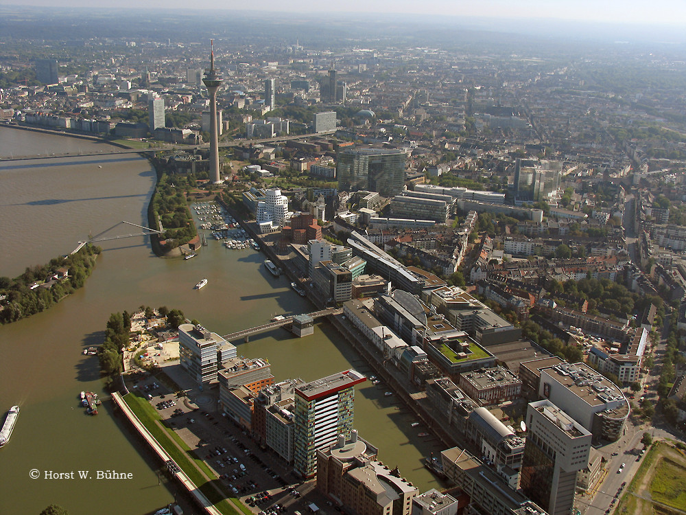 Düsseldorf Hafen, Medienhafen u. Landtag vor Innenstadtkulisse