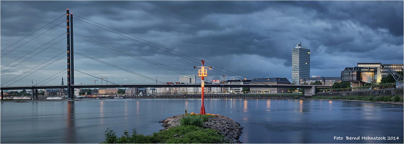 Düsseldorf Hafeneinfahrt .... Medienhafen