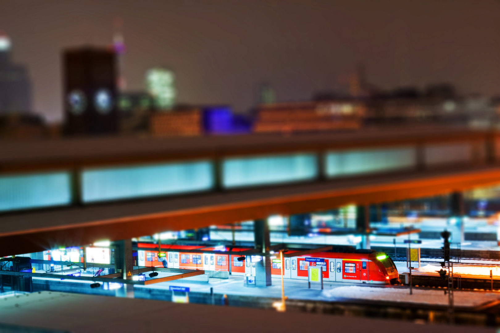 Düsseldorf Hbf bei Nacht mit Miniatur-Effekt (Tilt/Shift)