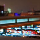 Düsseldorf Hbf bei Nacht mit Miniatur-Effekt (Tilt/Shift)