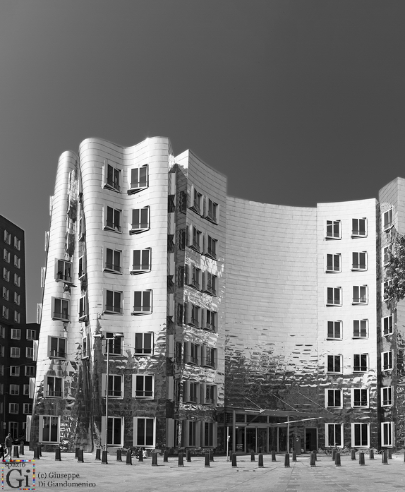 Düsseldorf, Hochhaus am Hafen