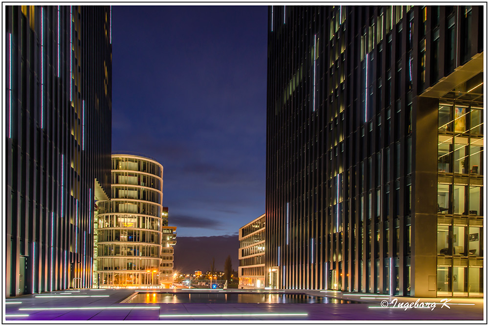 Düsseldorf - Hyatt im Medienhafen am Abend