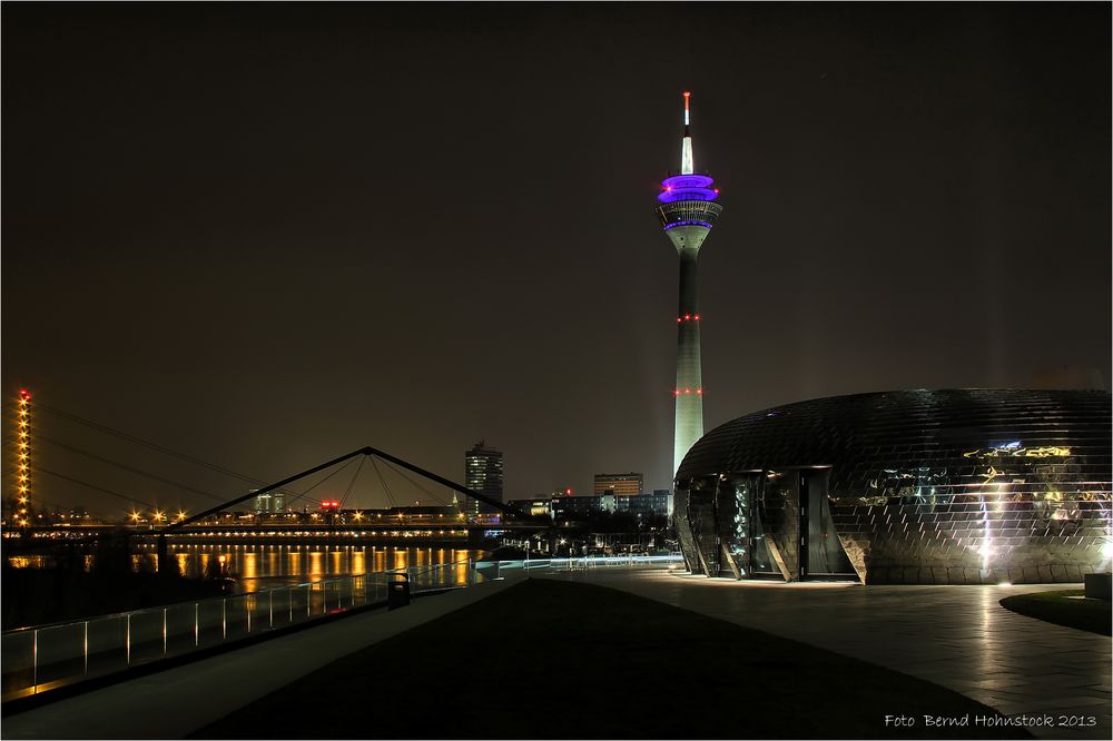 Düsseldorf .... Hyatt mit Fermeldeturm  Frohe Ostern ...