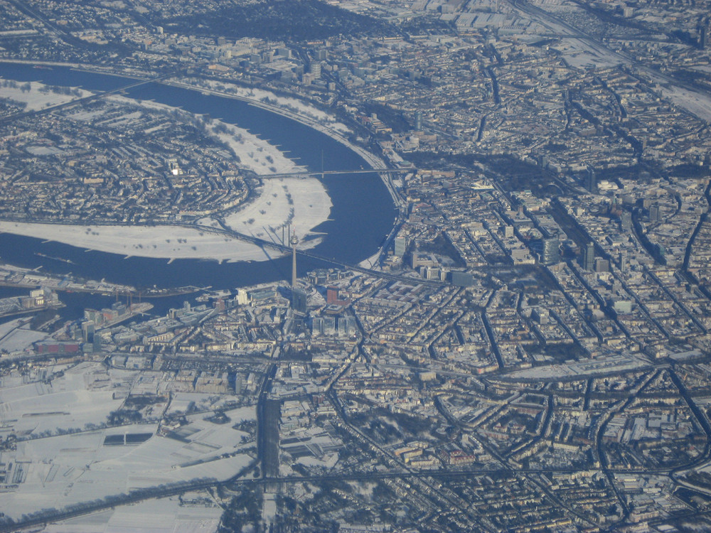 Düsseldorf im WInter von oben und mit Schnee