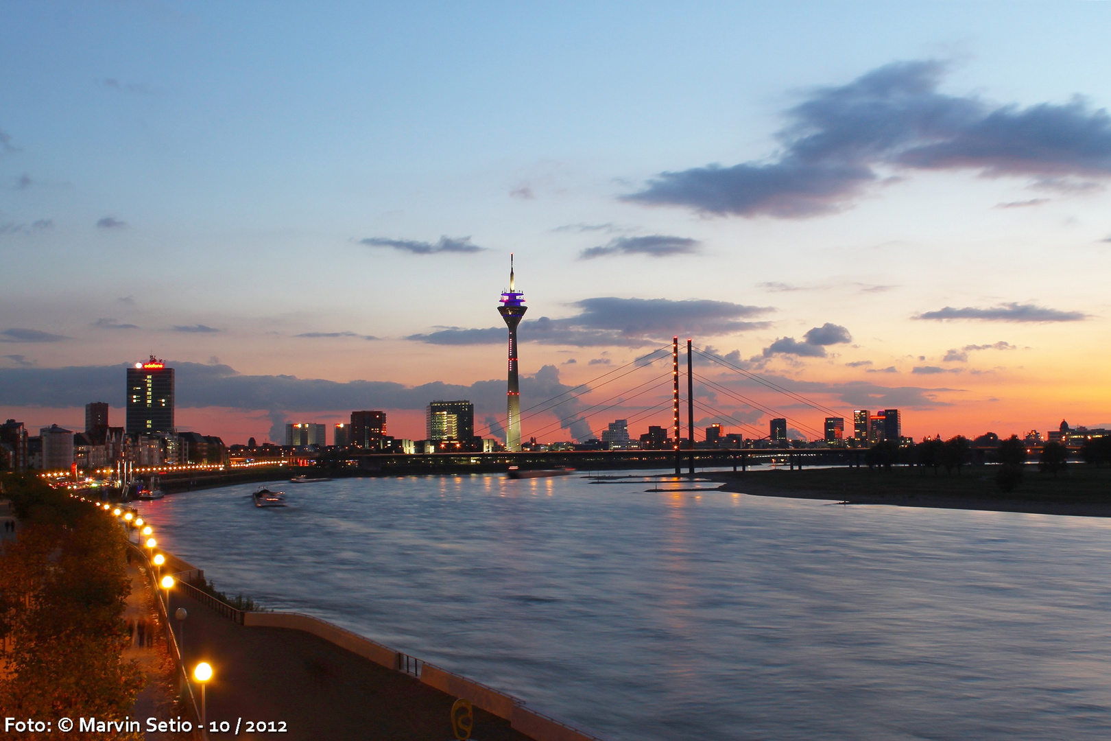 Düsseldorf in Abenddämmerung