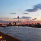 Düsseldorf in Abenddämmerung