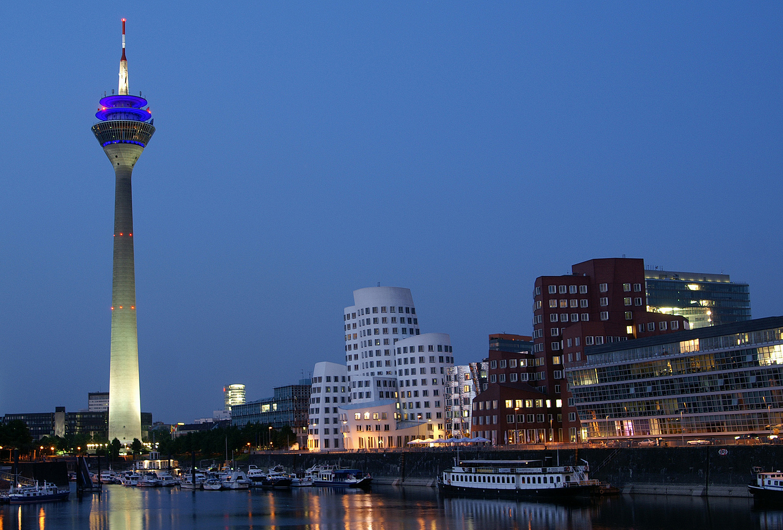 Düsseldorf in der blauen Stunde