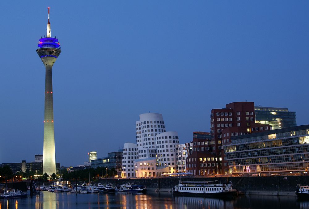 Düsseldorf in der blauen Stunde