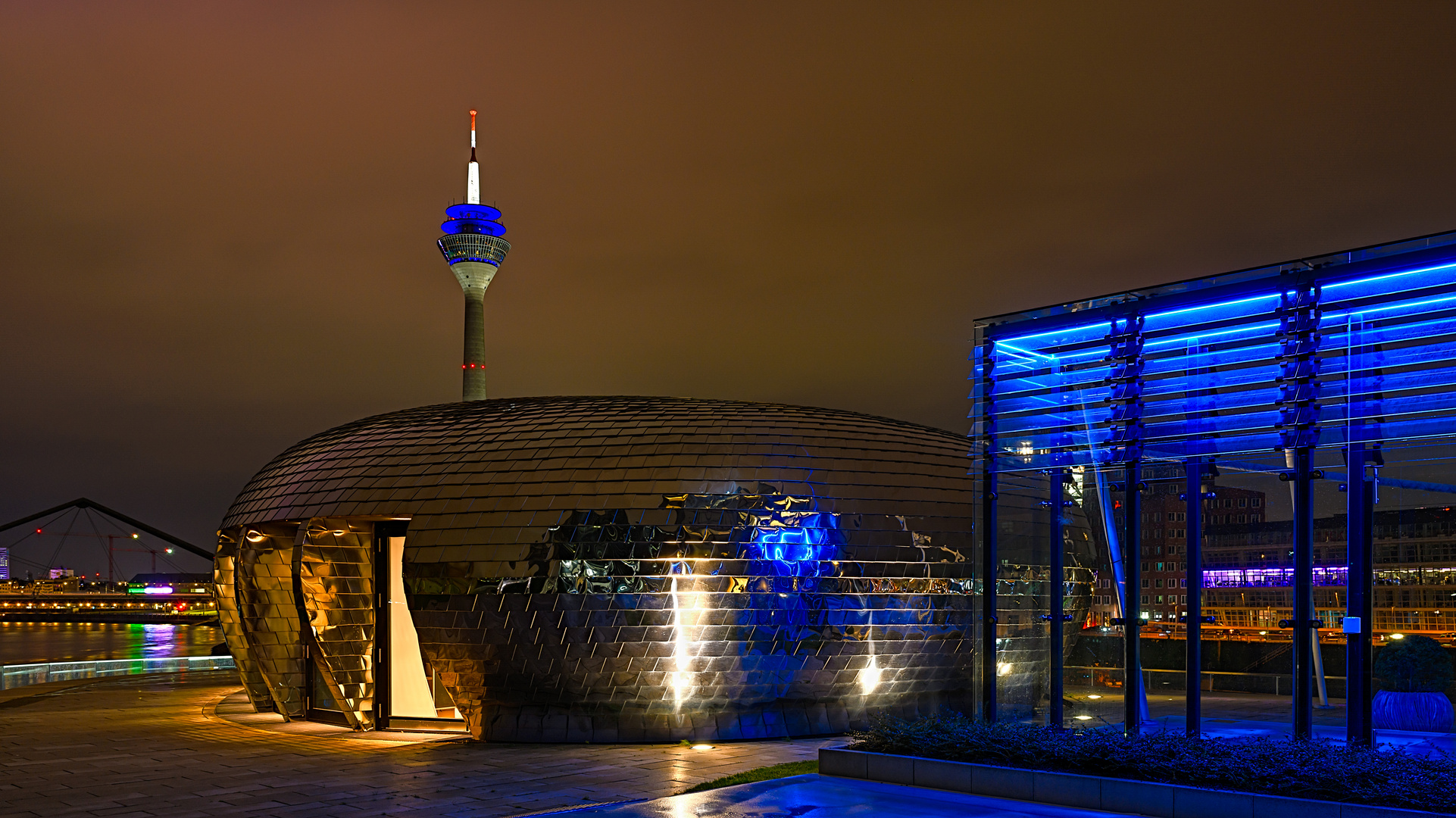Düsseldorf in einer lauen Herbstnacht - Medienhafen und Rhein