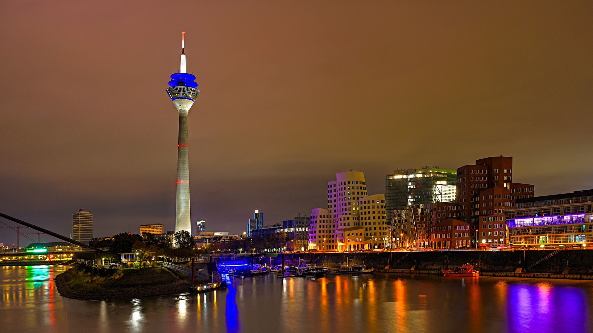 Düsseldorf in einer lauen Herbstnacht - Medienhafen und Rhein