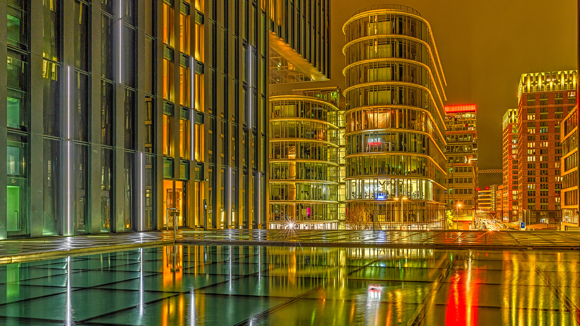 Düsseldorf in einer lauen Herbstnacht - Medienhafen und Rhein