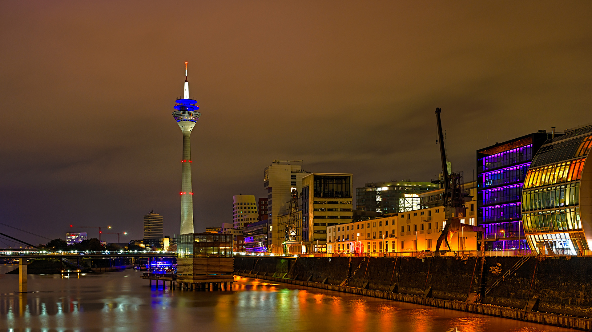 Düsseldorf in einer lauen Herbstnacht - Medienhafen und Rhein