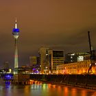 Düsseldorf in einer lauen Herbstnacht - Medienhafen und Rhein