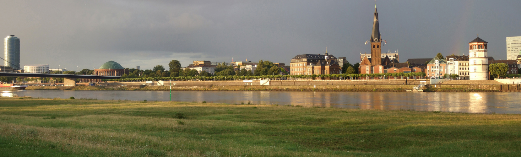 Düsseldorf in voller Breite