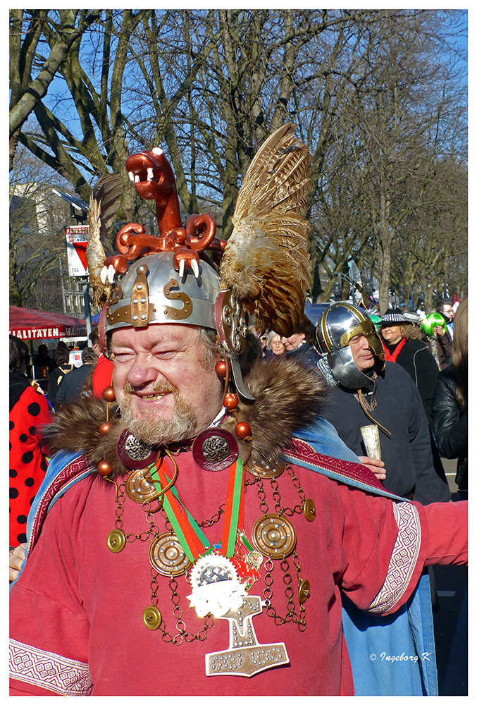 Düsseldorf - Karnevalssonntag auf der Königsallee - 12