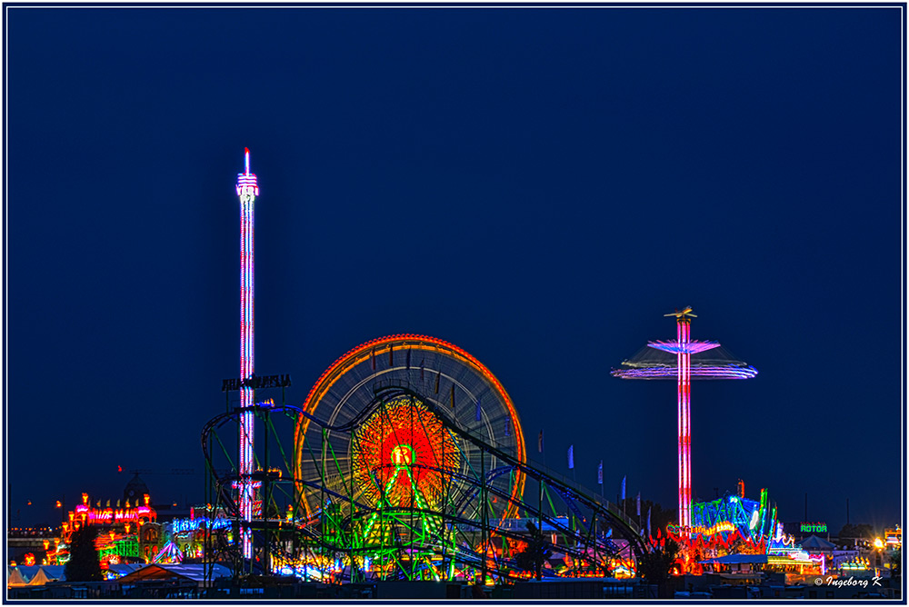 Düsseldorf - Kirmes am Rhein - Der höchte Turmn, das Riesenrad und das Karussell