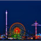 Düsseldorf - Kirmes am Rhein - Der höchte Turmn, das Riesenrad und das Karussell