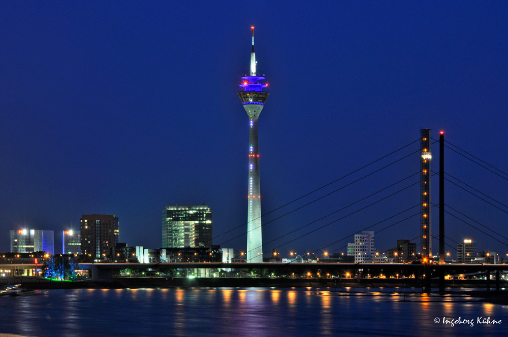 Düsseldorf - Kniebrücke, Fernsehturm, Stadthaus, Medienhafen