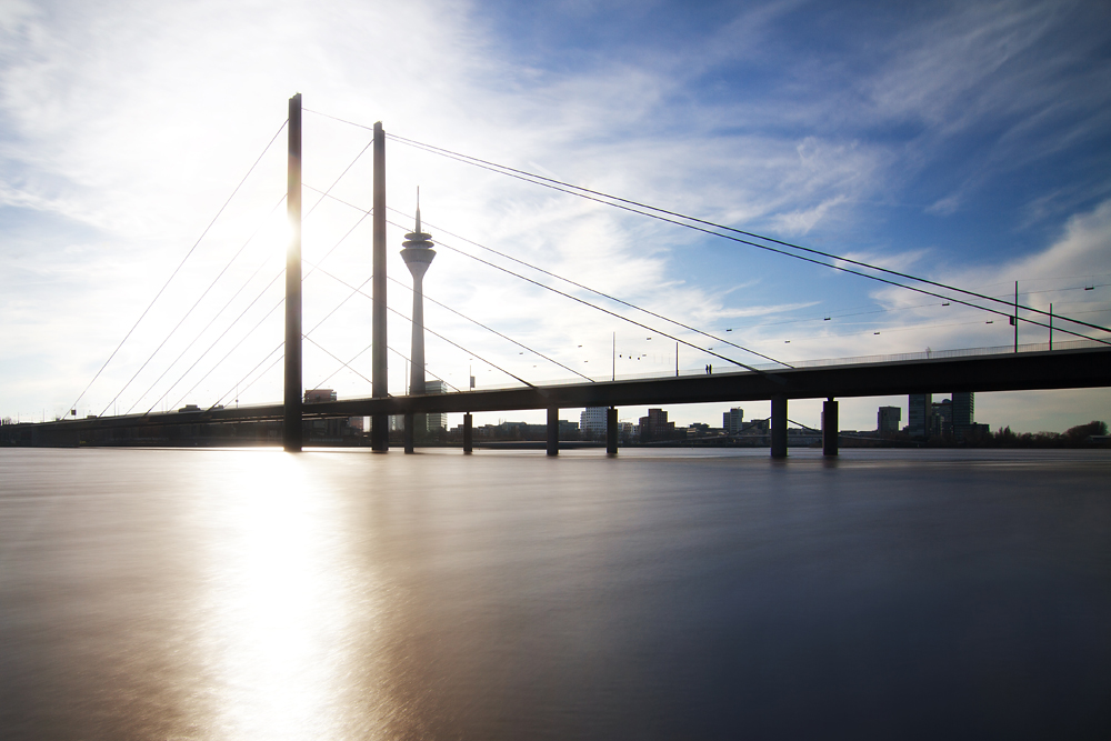 Düsseldorf - Kniebrücke im Gegenlicht 2012