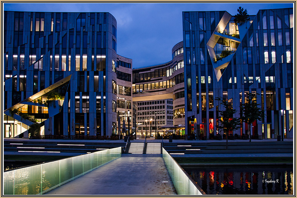 Düsseldorf - Kö-Bogen am Abend zur blauen Stunde