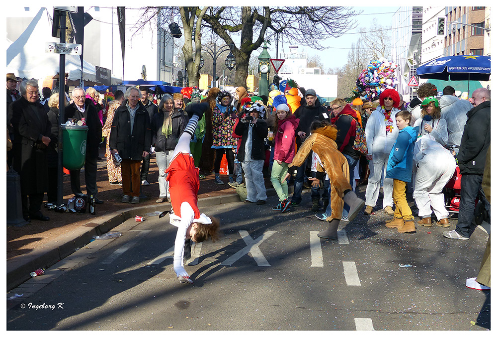 Düsseldorf - Kö-Treiben am Sonntag - Radschlägerinnen