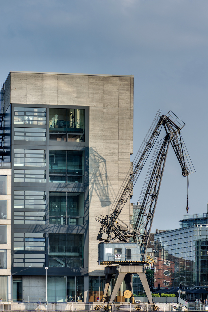 Düsseldorf Kran / Haus