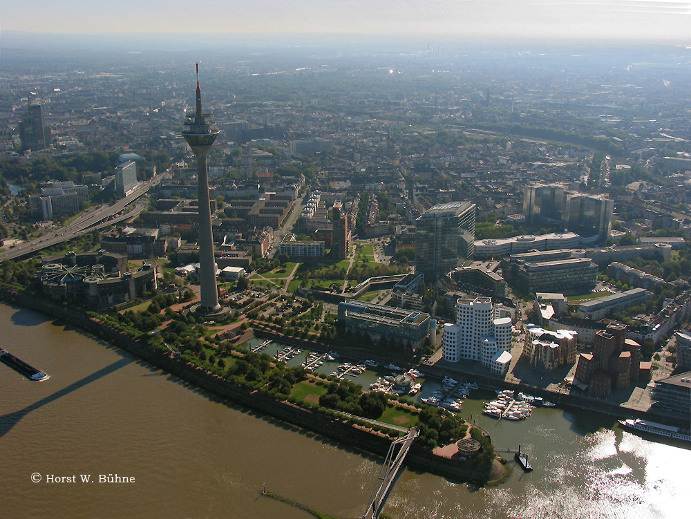 Düsseldorf Landtag u. Medienhafen im Gegenlicht