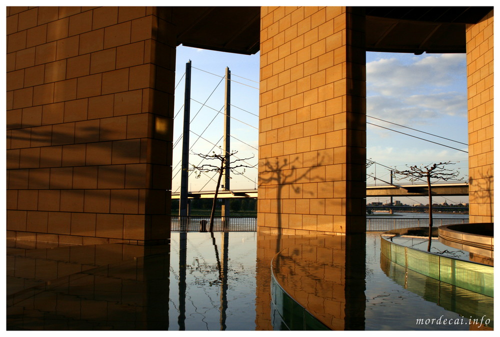 Düsseldorf - Landtag vor Rheinknie Brücke