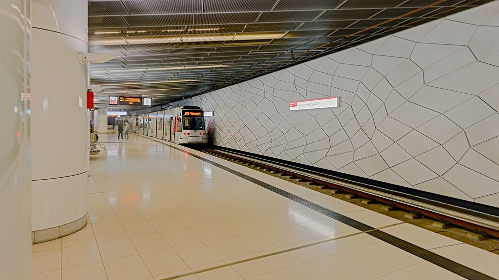 Nagelstudio Heinrich Heine Allee U Bahn Düsseldorf, Linie U71, Station 'Heinrich-Heine-Allee' Foto & Bild
