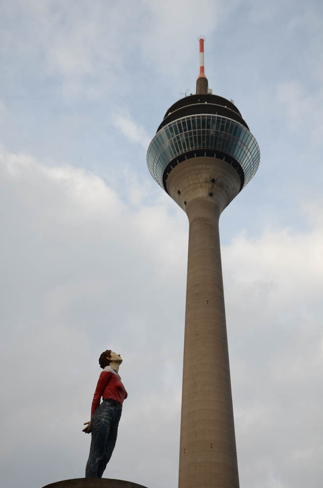 Düsseldorf - Marlis bewundert den Fernsehturm