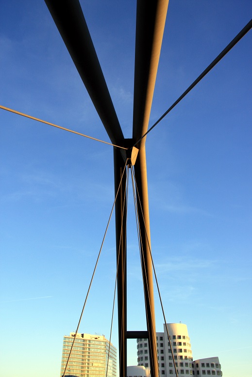 Düsseldorf Media Hafen - über die Brücke