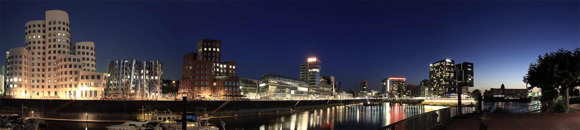 Düsseldorf Mediahafen - kurz nach Sonnenuntergang