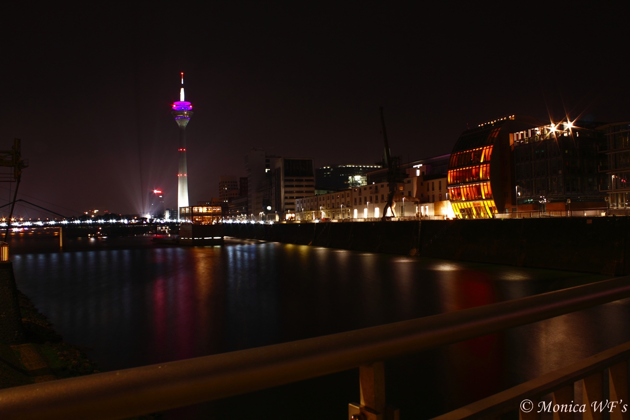 Düsseldorf Medien Haven in der Nacht --- April 2012