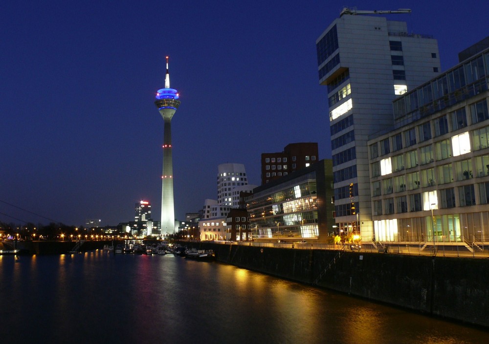 Düsseldorf Medienhafen am Abend (1)