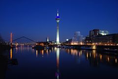 Düsseldorf Medienhafen am Abend