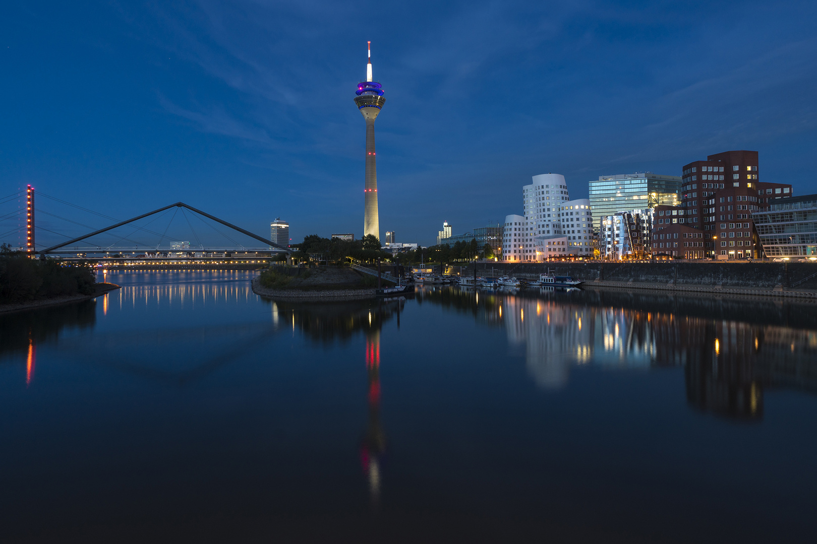 Düsseldorf, Medienhafen am Abend