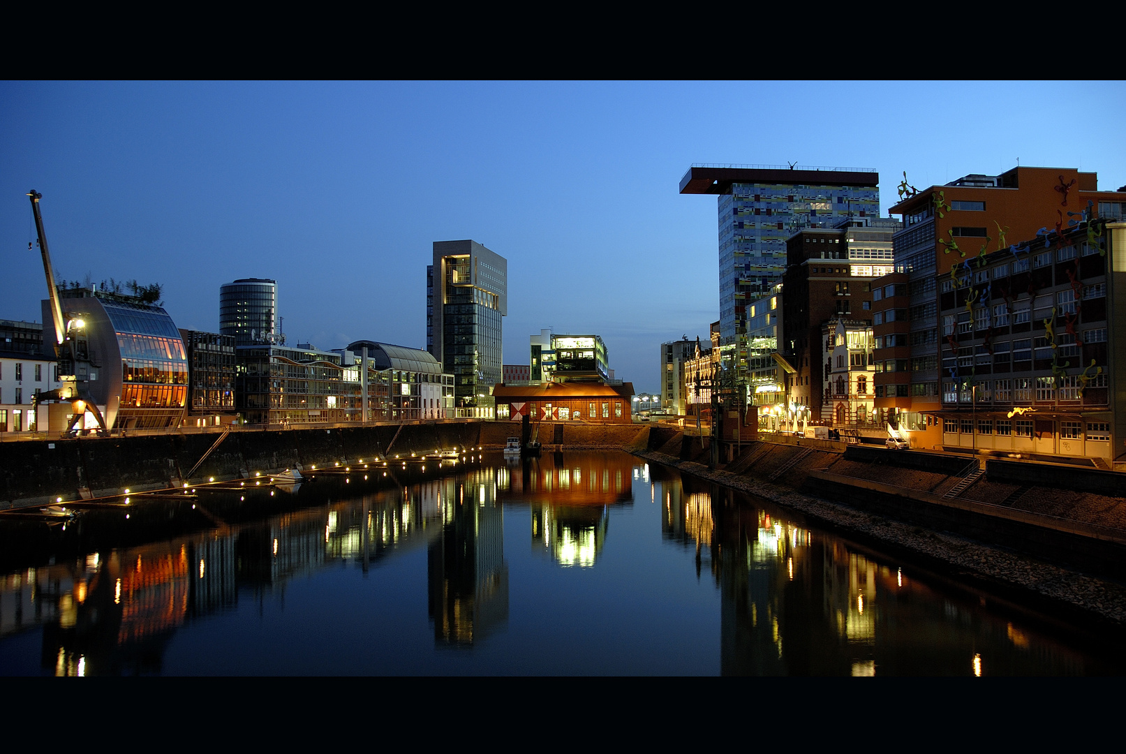 Düsseldorf Medienhafen bei Nacht