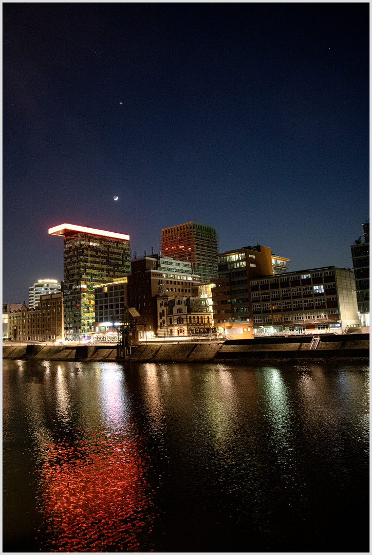 Düsseldorf Medienhafen bei Nacht