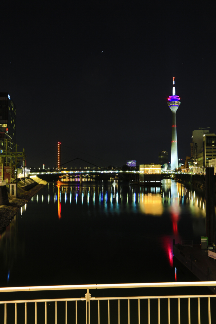 Düsseldorf Medienhafen bei Nacht