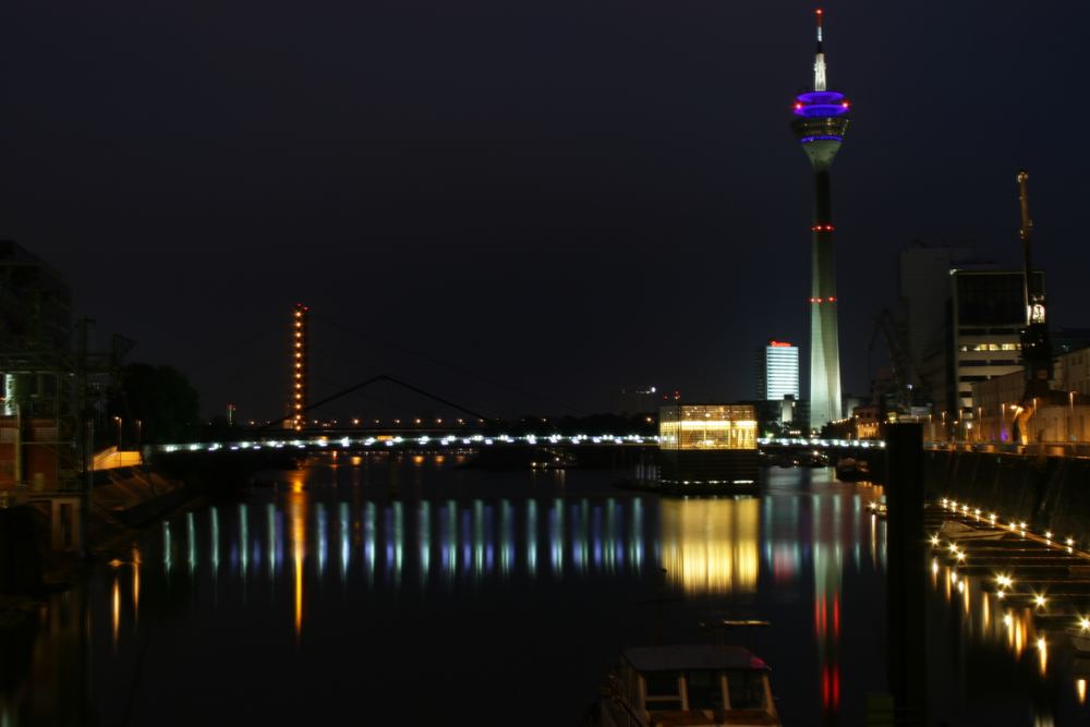 Düsseldorf Medienhafen bei Nacht