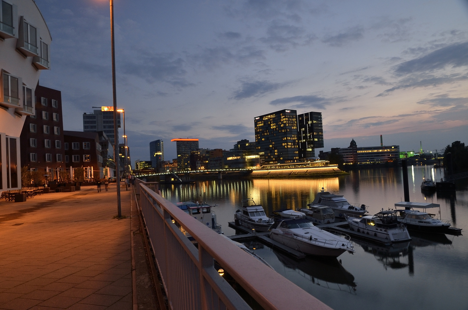 Düsseldorf- Medienhafen bei Nacht