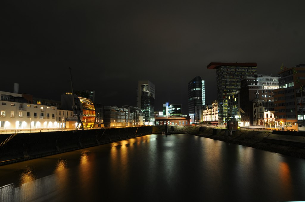 Düsseldorf Medienhafen bei Nacht