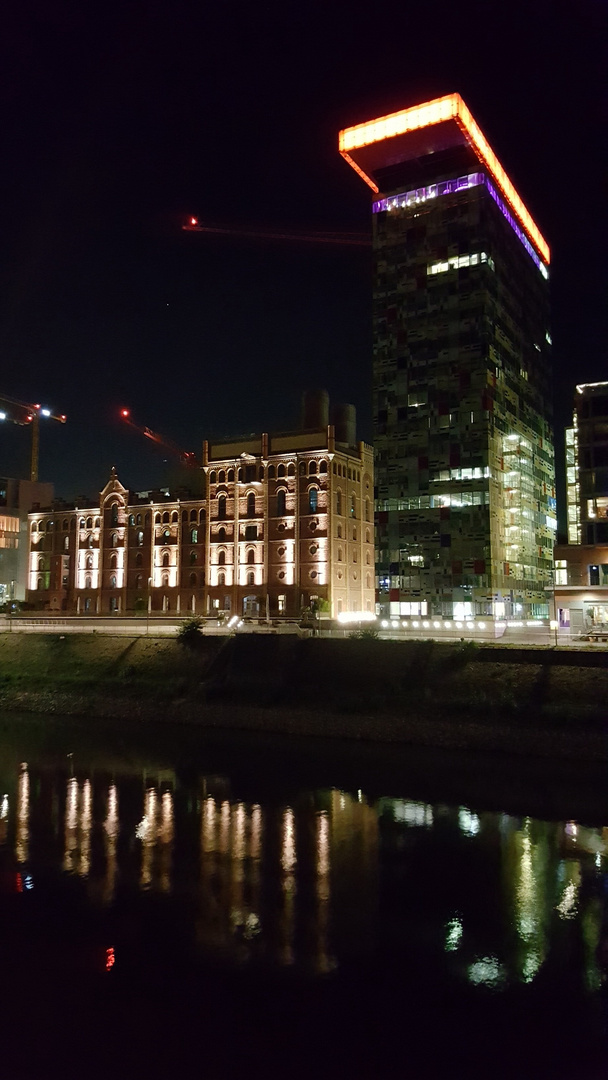Düsseldorf - Medienhafen bei Nacht