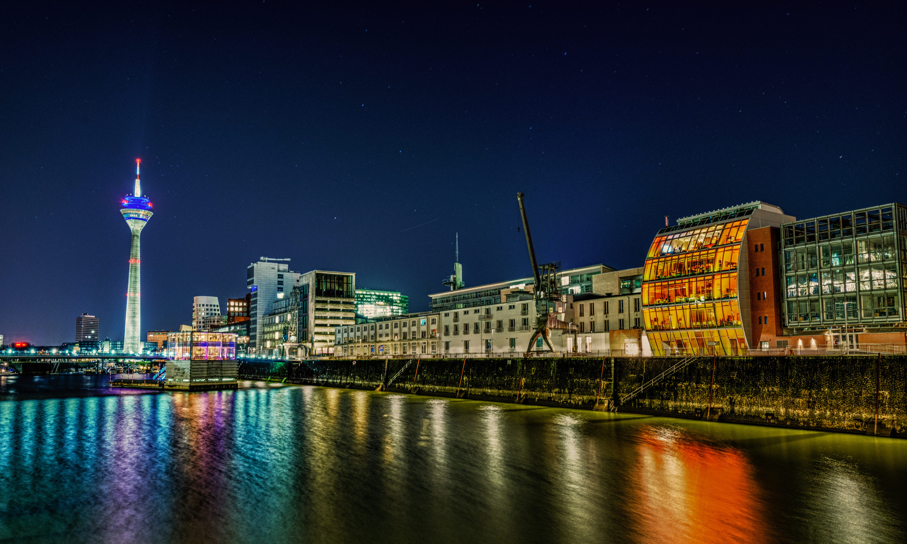 Düsseldorf Medienhafen bei Nacht