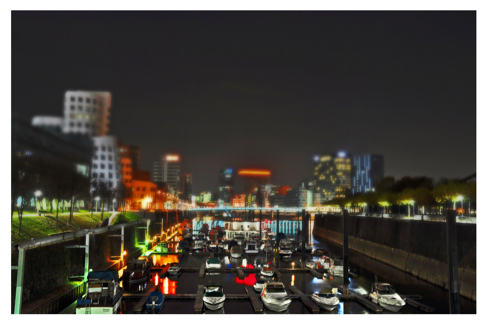 Düsseldorf Medienhafen bei Nacht im Miniatureffekt