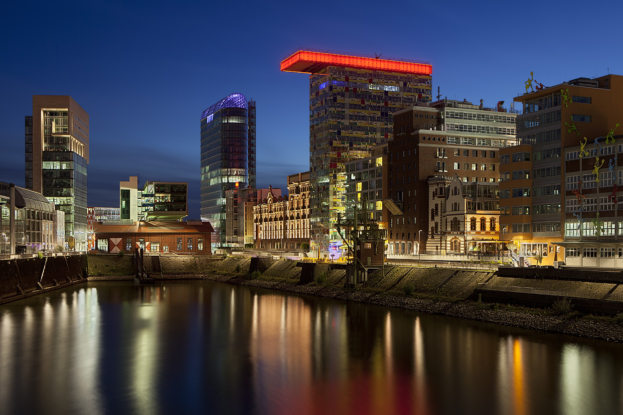 Düsseldorf MedienHafen Foto & Bild | architektur, architektur bei nacht